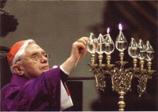 Benedicto XVI encendiendo la menorah