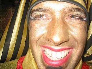 Hombre en el Carnaval de Río de Janeiro con la cara pintada y sonrisa a flor de piel.