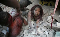 Chica negra herida en terremoto en Haití 2010