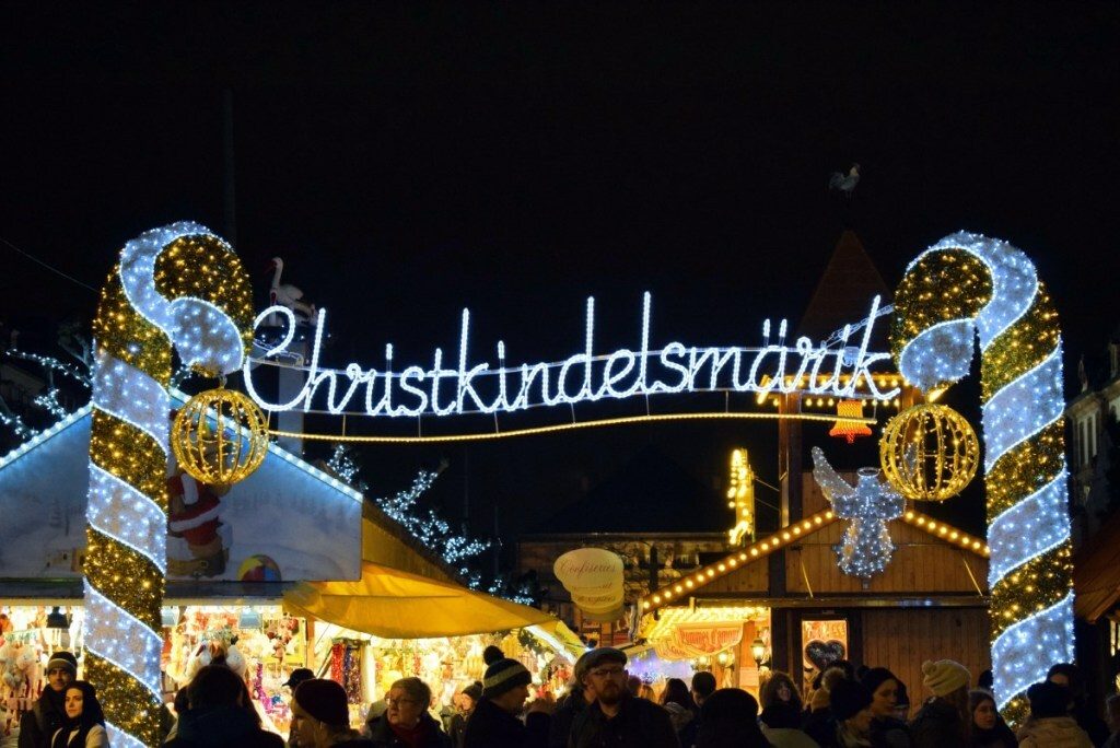 La entrada al mercado de Navidad desde la plaza Broglie en Estrasburgo